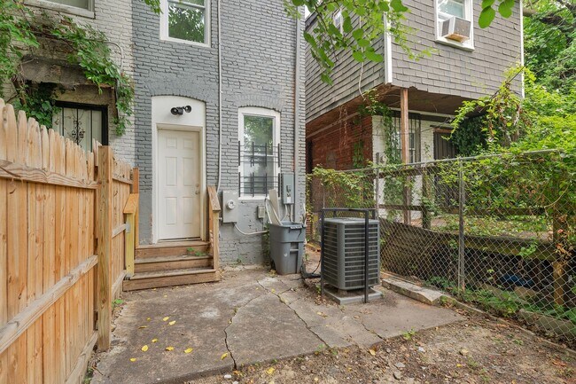 Building Photo - 2412 Francis St