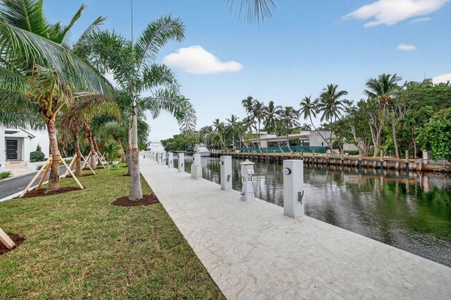 Building Photo - 400 Mola Ave