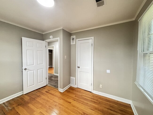 Building Photo - 1065 Larry Ln