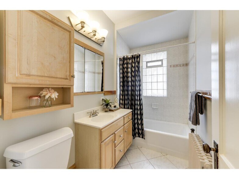 Building Photo - 818 W 42nd St