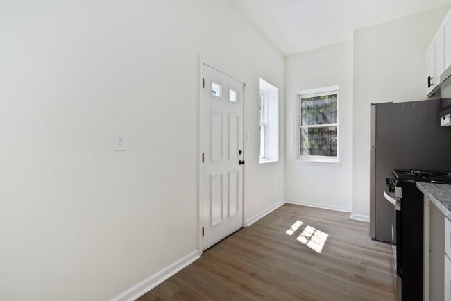 Building Photo - 3 bed 2 bath - fresh updates, central air,...