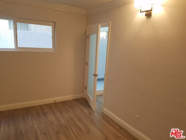 Building Photo - 827 2nd St