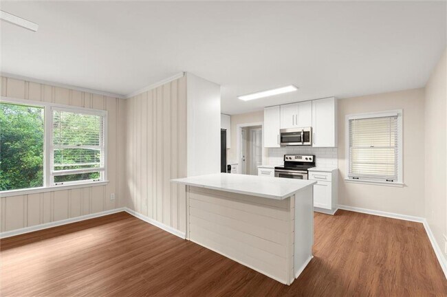 Building Photo - 174 Cromwell Rd NE