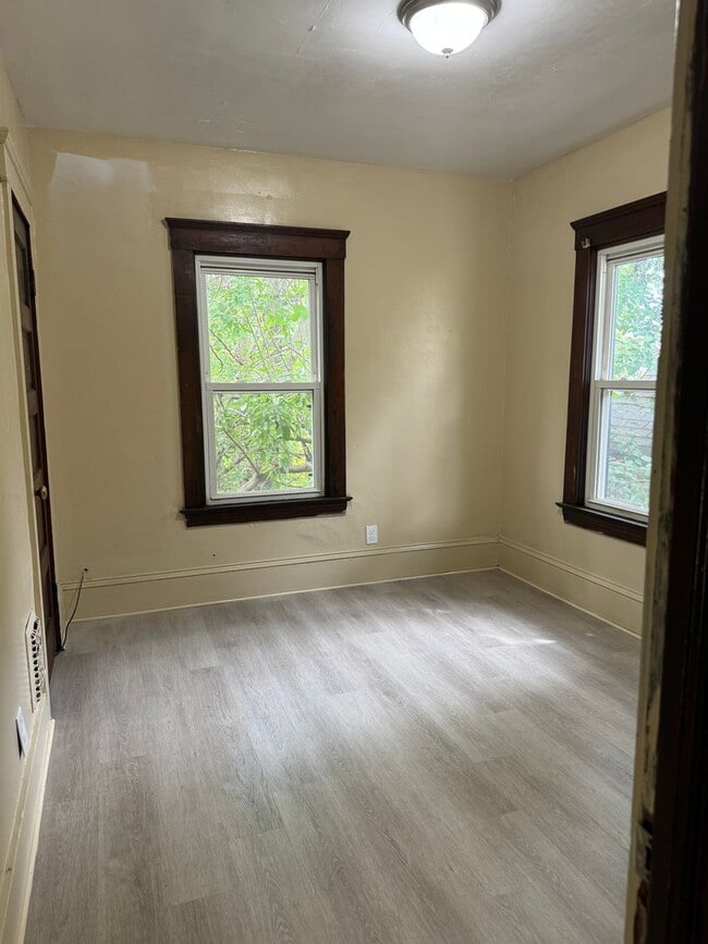 Building Photo - 4bd Single Newburgh Hts Area Cash Pay/Section 8