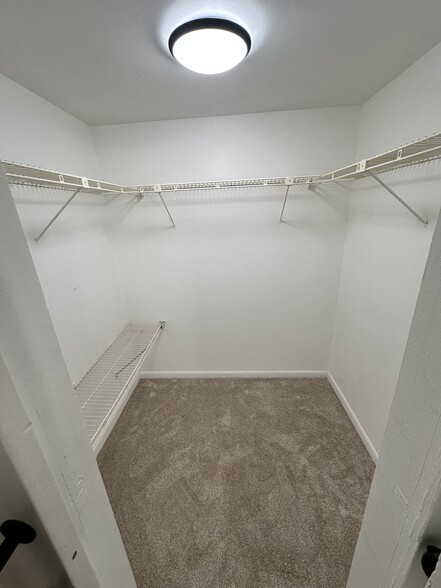 Building Photo - 2980 Riverside Dr