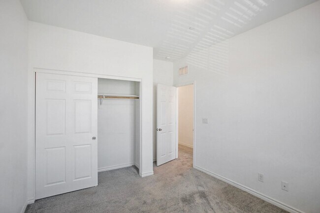 Building Photo - 3 Bed Townhome At Las Vegas Blv and St. Rose Pkwy