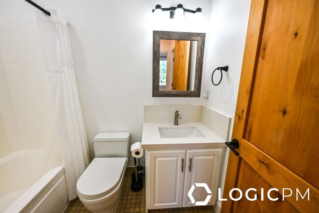 Building Photo - 1034 Lincoln Ln