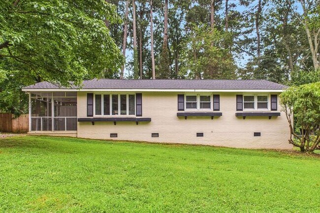 Building Photo - NW Brick Home in the Desirable Guilford Hi...