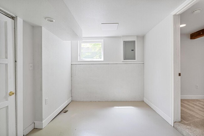 Building Photo - Inviting, remodeled 3-bdr/1.5-bath in Division/Hawthorne duplex—Privacy, A/C, parking, & storage