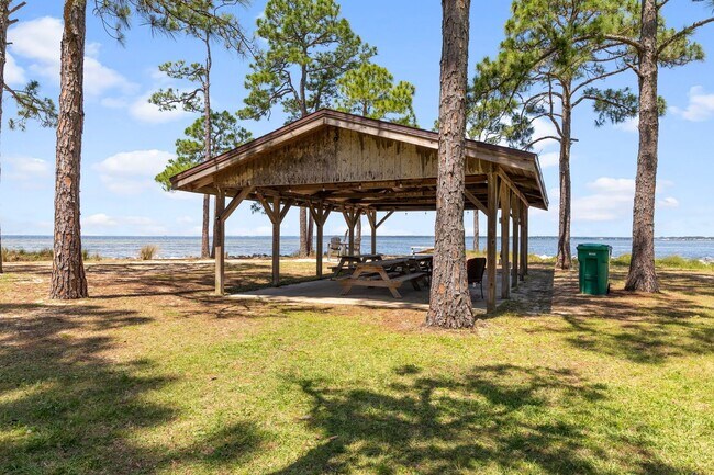 Building Photo - Updated Home in Raintree Estates!