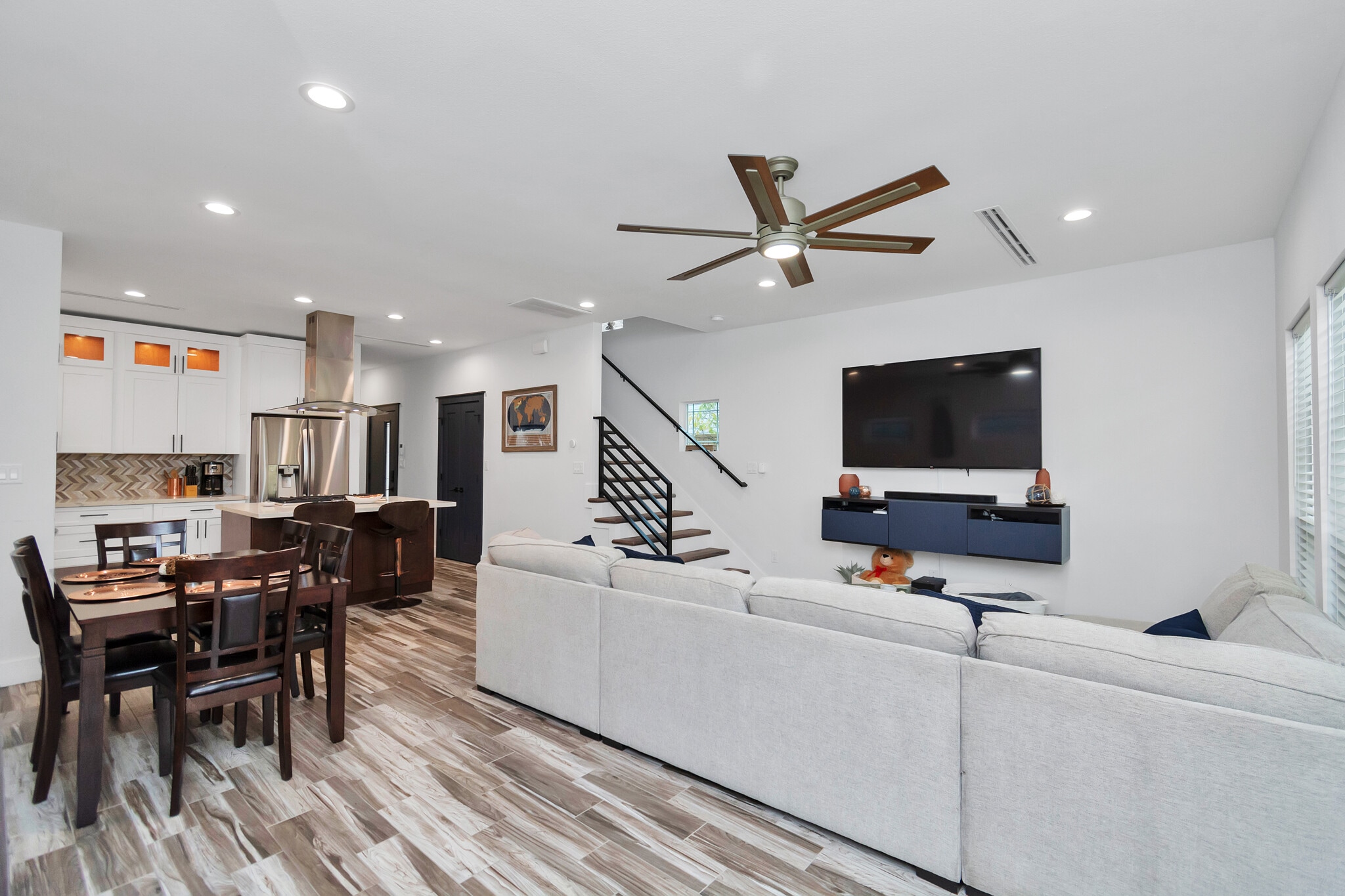 Living room - 4209 New Orleans St