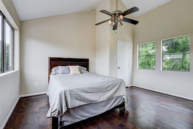 Building Photo - 4734 Post Oak Timber Dr