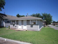 Building Photo - 1 bedroom, 1 bath duplex across from SWOSU
