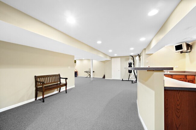Building Photo - 1044 Oakhill Dr