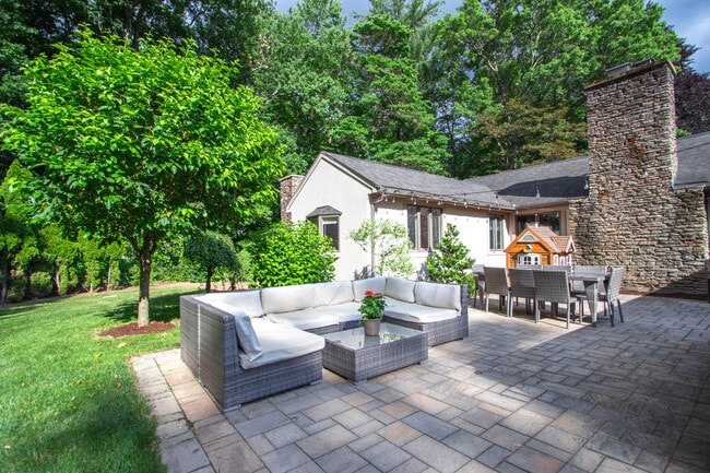 Building Photo - 22 Allen St