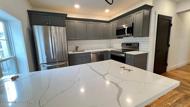 Building Photo - 406 Main St