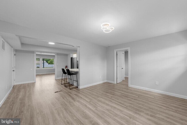 Building Photo - 12 Holbrook Ln