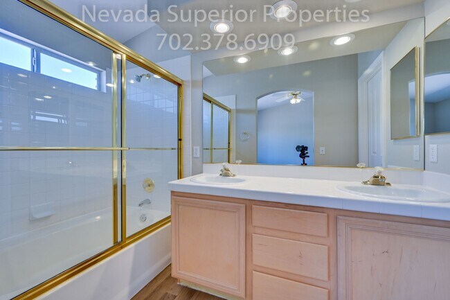 Building Photo - SE Single Story 3 Bedroom Home!!! Low Main...