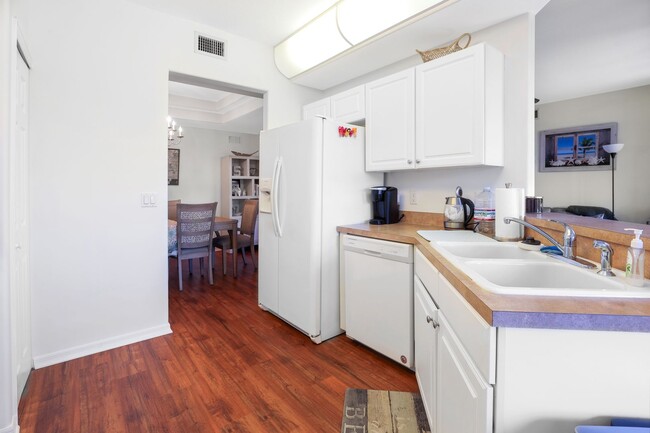Building Photo - Spacious FURNISHED 3 Bed 2 Bath Condo In P...