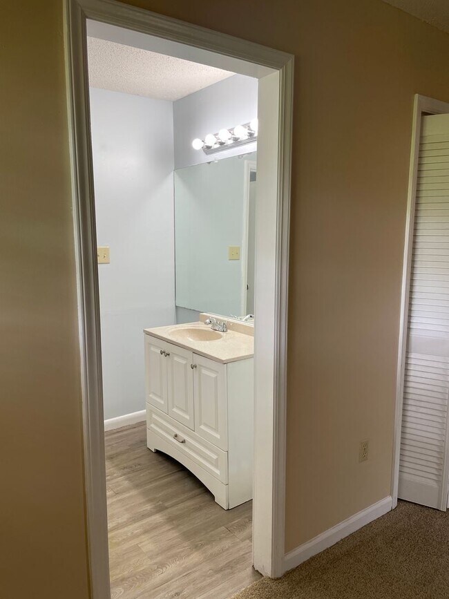 Building Photo - 242 Adler Dr