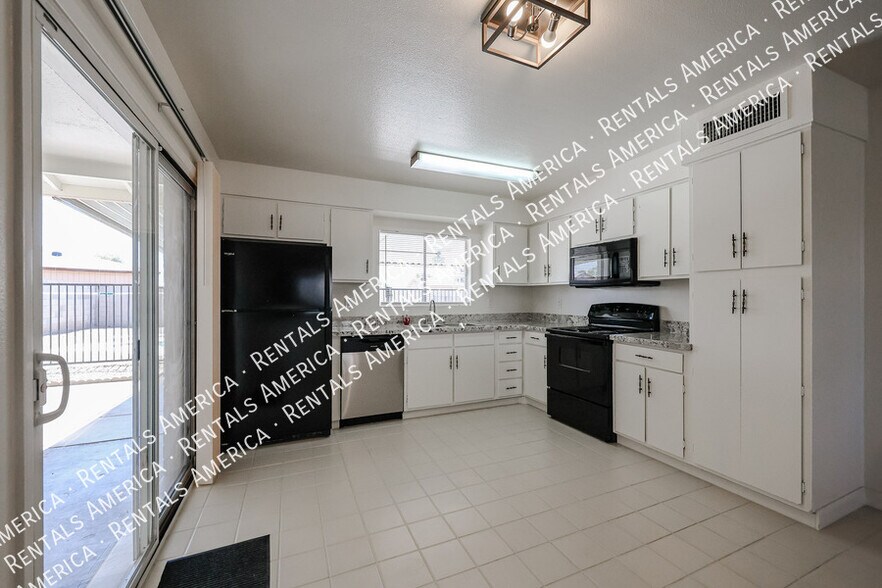 Building Photo - 6913 W Solano Dr N