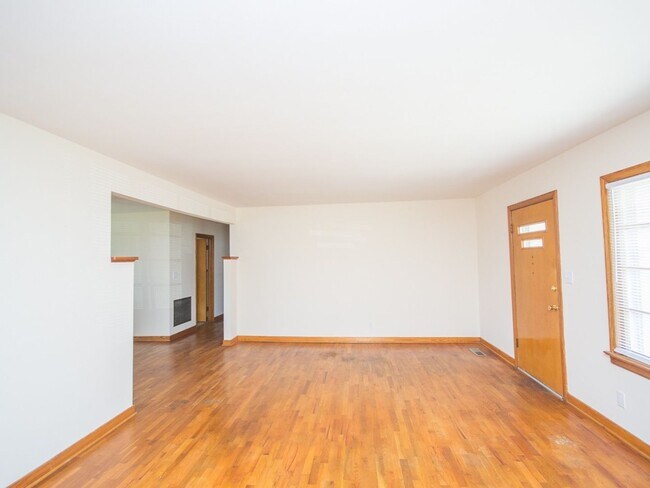 Building Photo - 707 Hine St N