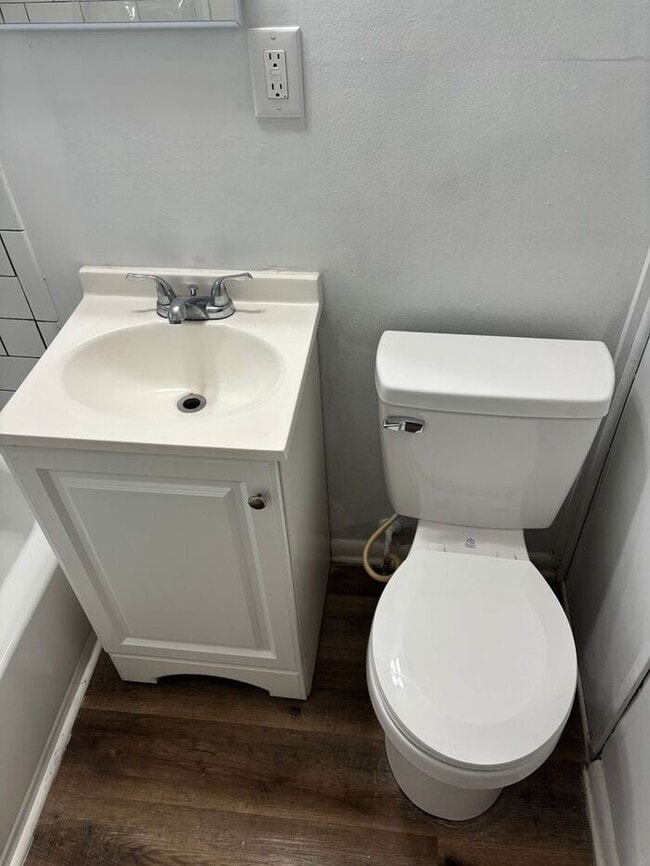 Building Photo - Charming 2-bedroom and 1-bathroom house lo...