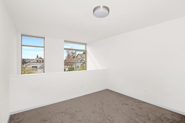 Building Photo - Exceptional 2 bdrm+office Modern Townhome