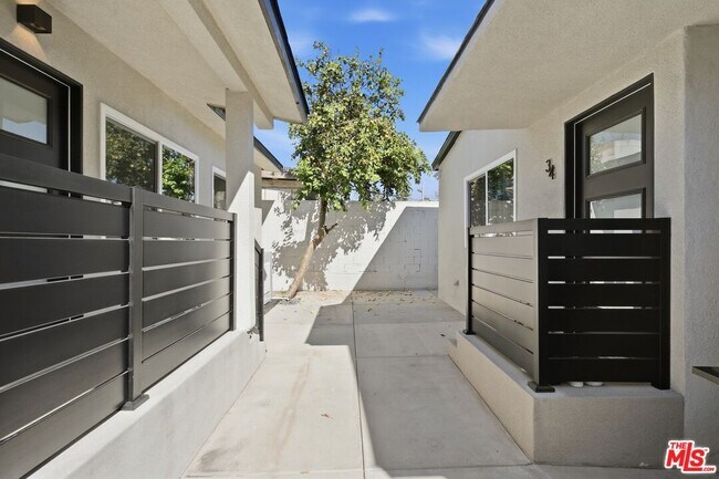 Building Photo - 5915 1/4 Barton Ave