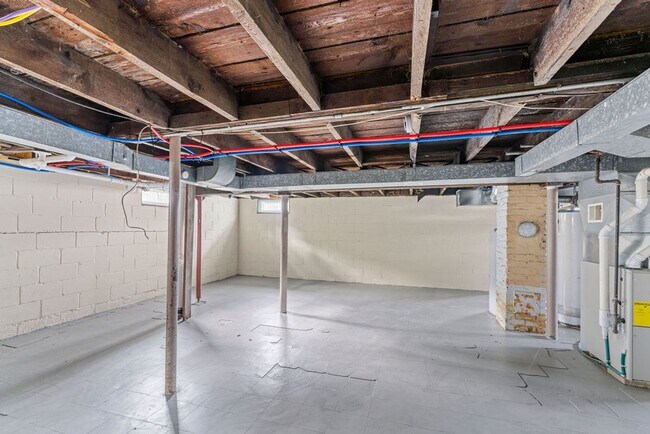 Building Photo - 457 Ahnaip St