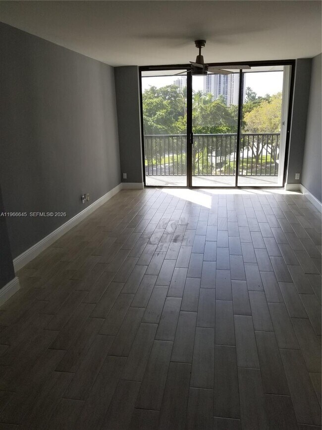 Building Photo - 3401 N Country Club Dr