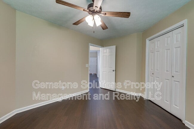 Building Photo - 1111 Cedarhill Ct
