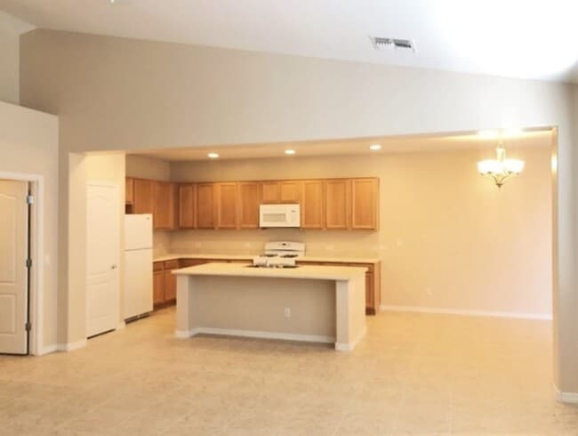 Building Photo - Beautiful 4 Bedroom / 2 Bath, in North Pho...