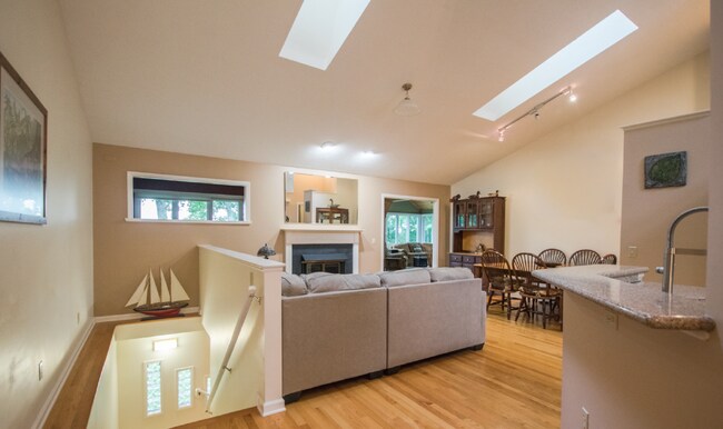 Building Photo - 4 Bedroom 3 Bathroom Home Furnished home