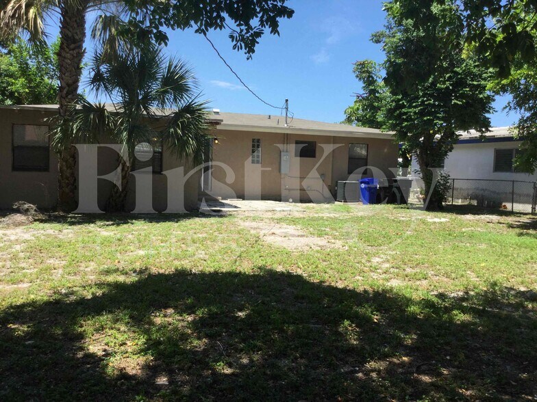 Building Photo - 2610 SW 5th St