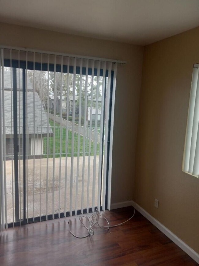 Building Photo - Redlands - Lovely 2 Bedroom unit