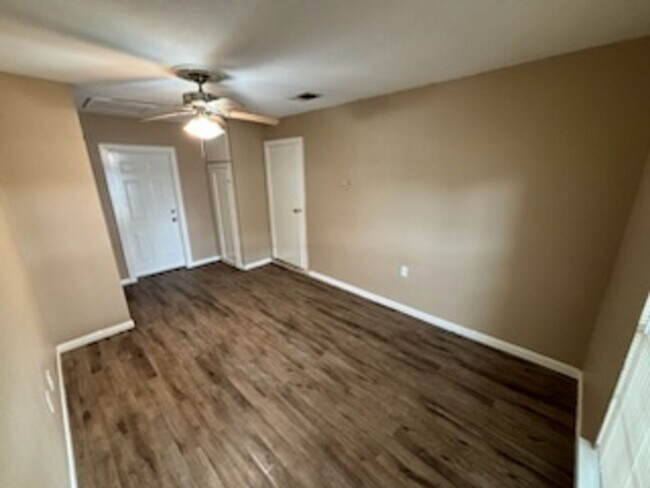 Building Photo - Inside loop 410/ Single story