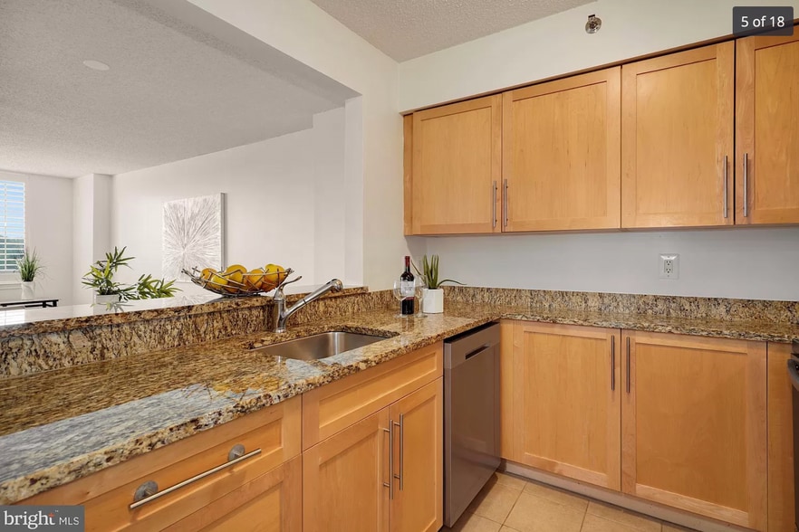 Building Photo - 10101 Grosvenor Plz