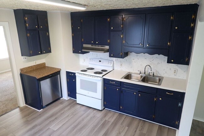 Building Photo - Charming 3 Bedroom Brick Home