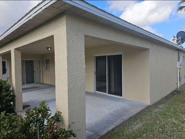 Building Photo - NICE!   LARGE 4 BEDROOM / 2 BATH / 2 CAR G...