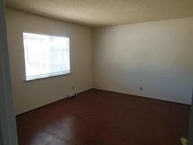 Building Photo - Quiet neighborhood and great views!