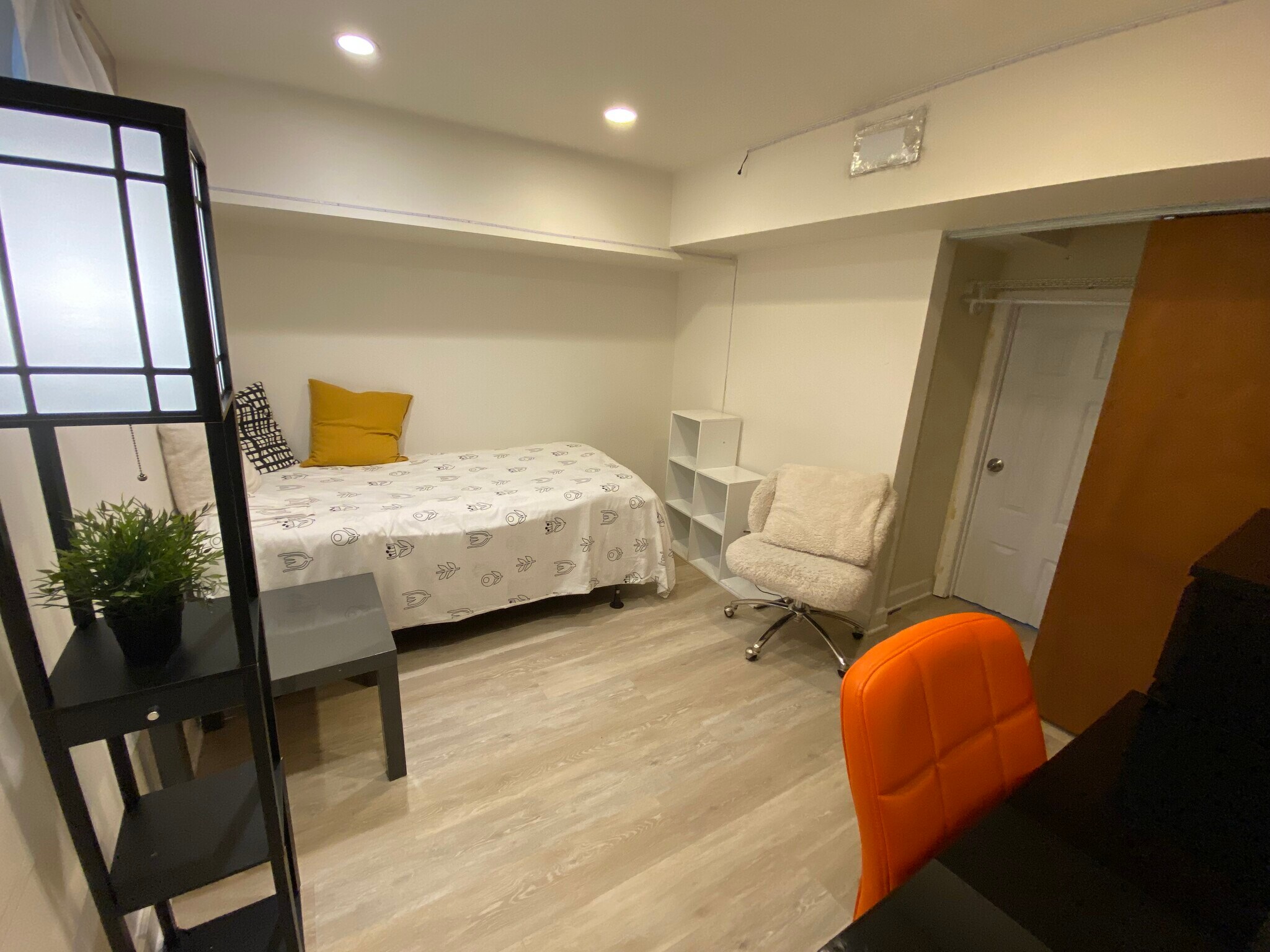 Room # 6 - 4427 Nebraska Ave NW