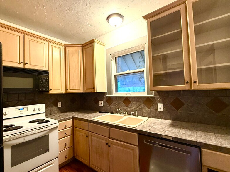 Building Photo - 1131 McKinley Ave