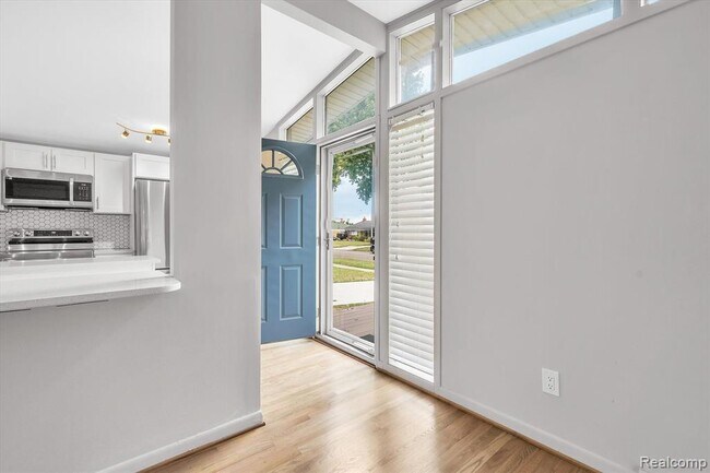 Building Photo - 229 Redwood Dr