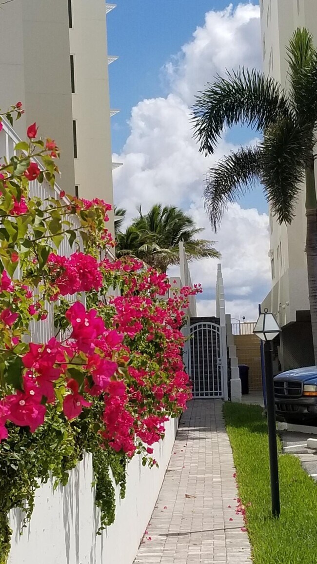 Building Photo - 3581 S Ocean Blvd