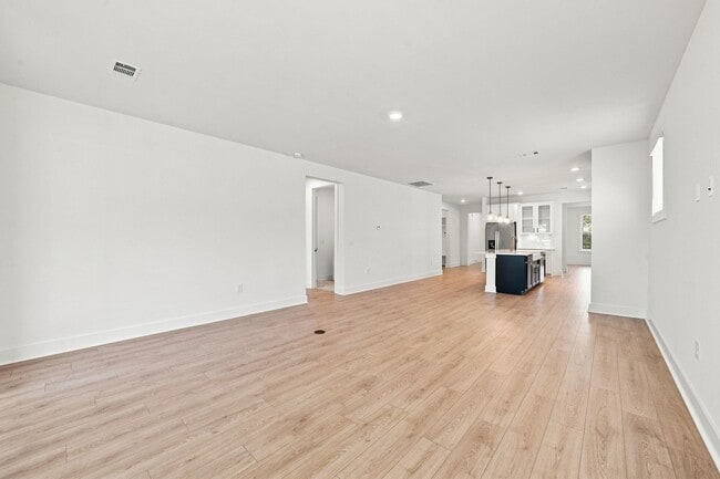 Building Photo - 3084 Claredon St