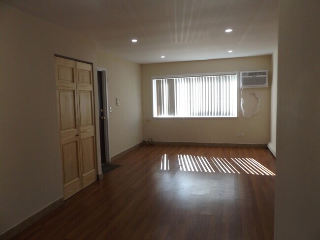 Building Photo - 710 W Huntington Commons Rd