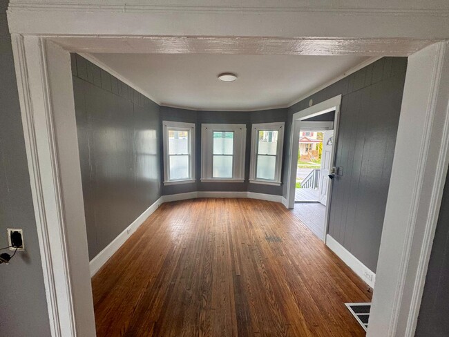 Building Photo - 153 Fernwood Ave