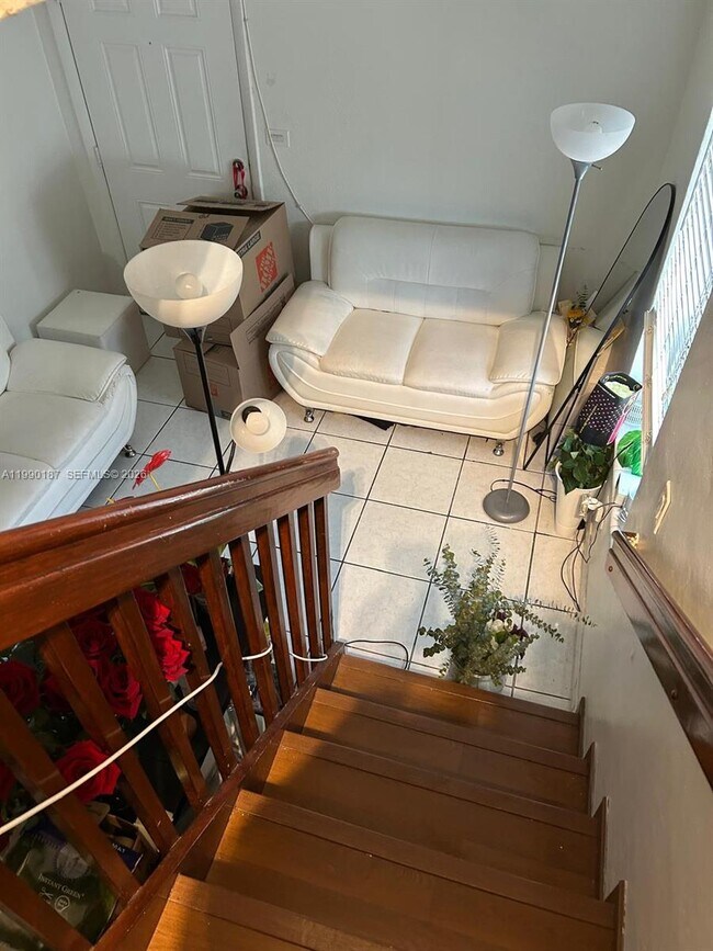 Building Photo - 11 SW 32nd Ave