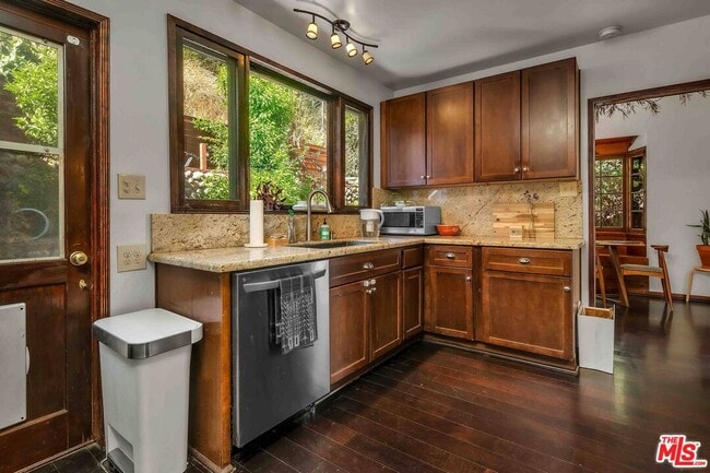 Building Photo - 9859 Easton Dr